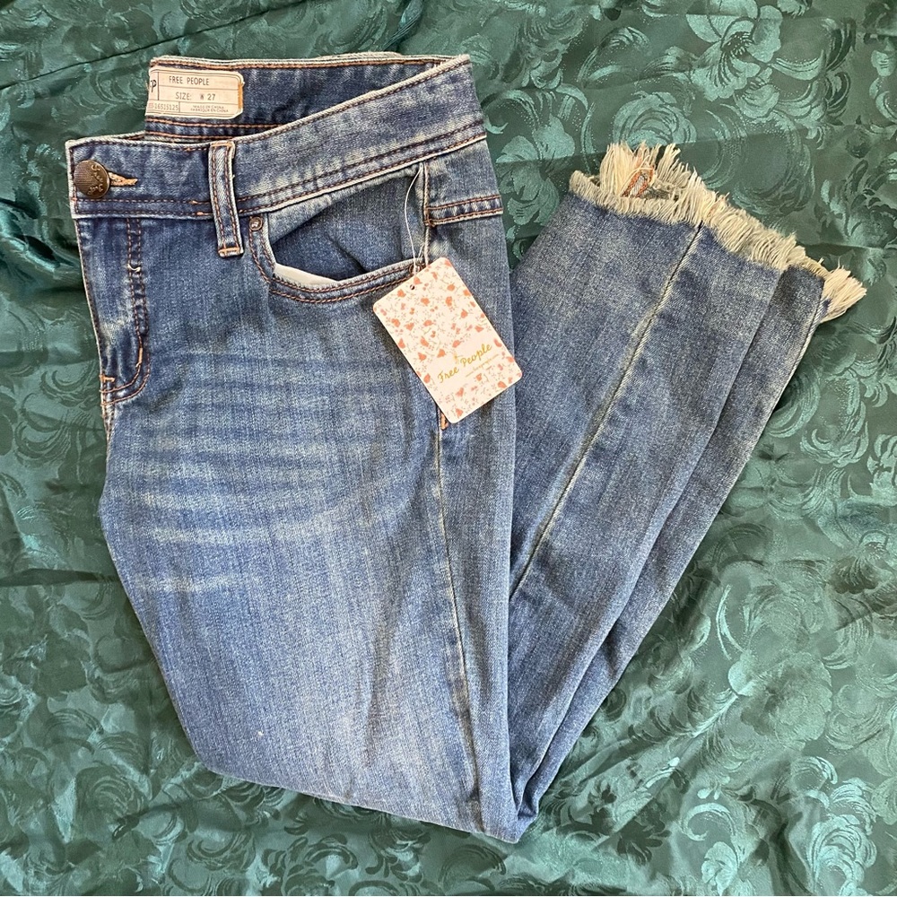 *NWT* FREE PEOPLE DISTRESSED STRAIGHT LEG JEANS